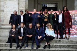 Intervista a Massimo Boldi, Gigi Proietti ed il cast di Ma Tu Di Che Segno 6 ?