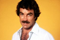 Magnum P.I. compie 73 anni. Auguri Tom Selleck!