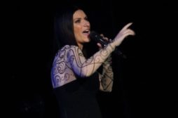 Laura Pausini sarà al teatro antico di Taormina con tanti ospiti