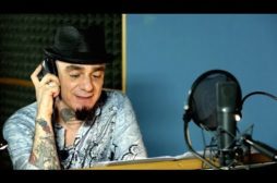 Cars 3 – J-Ax presta la voce all’energico speaker nel nuovo spot