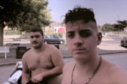 Selfie, due ragazzi al Rione Traiano di Napoli