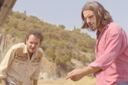 VENEZIA 77: “Mandibules” , la divertente commedia fuori concorso di Quentin Dupieux