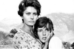 Disponibile su RaiPlay La ciociara di Vittorio De Sica, con Sophia Loren.