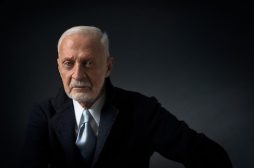 Venezia 78: Lorenzo Riva trionfa con l’abito Jackie Kennedy