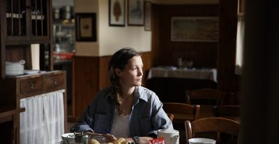 Stringimi forte, di Mathieu Amalric, in sala dal 27 gennaio