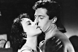 Disponibile su RaiPlay Cronache di poveri amanti di Carlo Lizzani, con Marcello Mastroianni